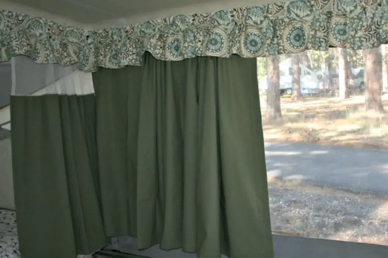8 enkla steg om hur man hänger upp gardiner i en popup-camper