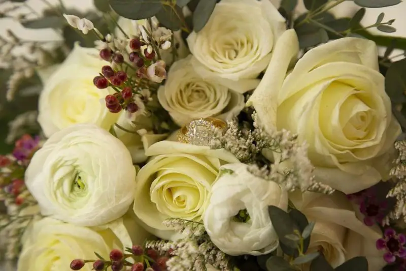Hur man gör bröllopsbukett med rosor i 2 steg