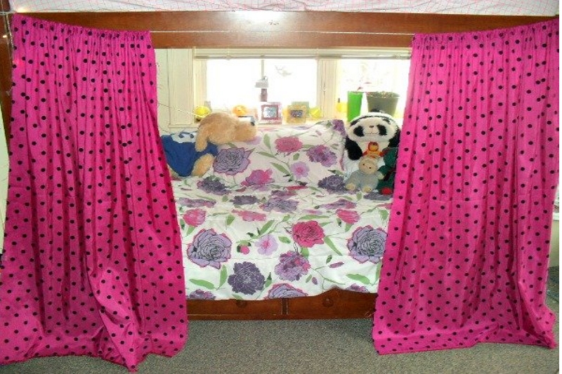 Hur man hänger gardiner i ett sovsal? 5 enkla tips!
