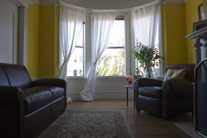 Hur man hänger gardiner på fönster med kronlister? 4 enkla steg!