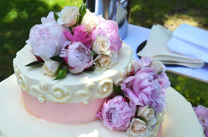 Hur man sätter färska blommor på en bröllopstårta i 2 steg