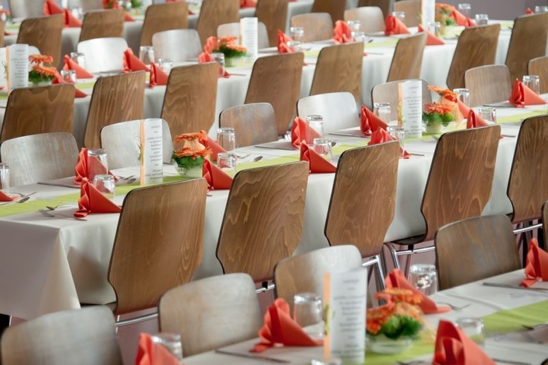 Hur man ställer upp stolar för bröllopsceremonin: 6 sätt