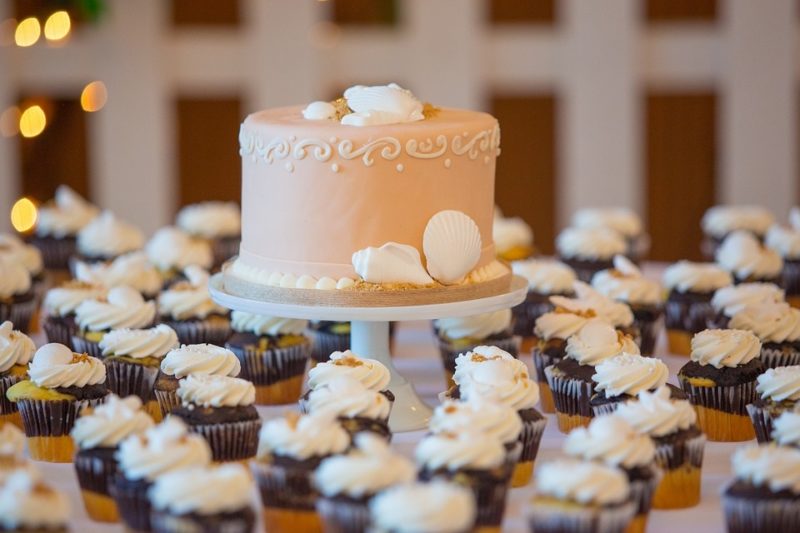 Hur man visar muffins för ett bröllop: 4 bästa sätten