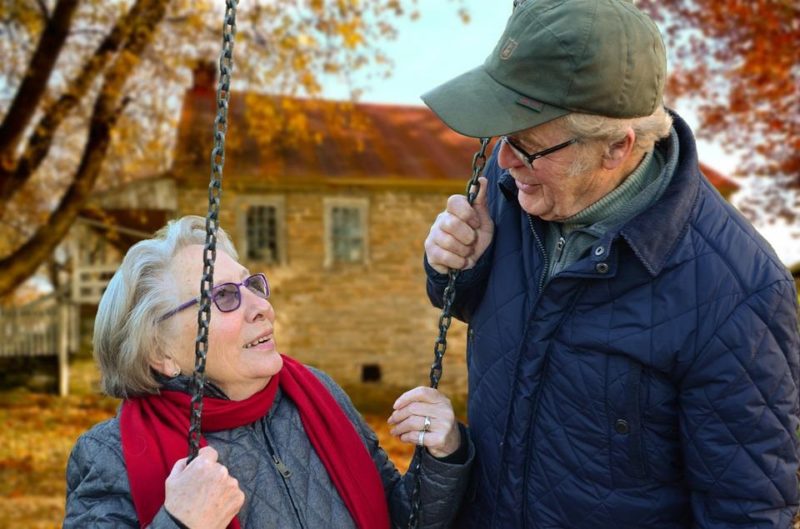 Vad man ska få till ett äldre par för bröllopspresent: 3 idéer